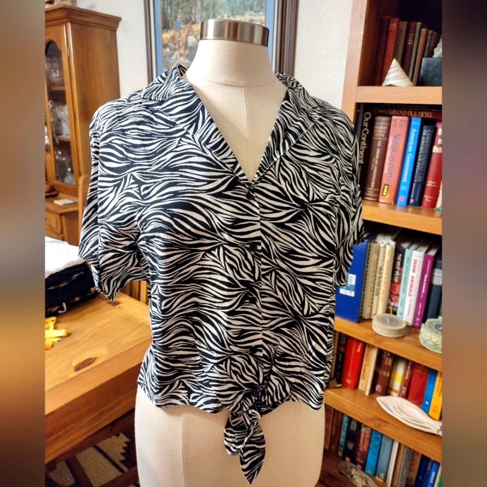 Lush M black and White tie animal/leaf top
